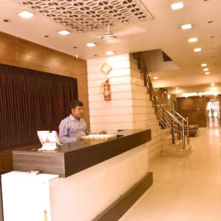 Hotel Milan Deluxe Нью-Дели Экстерьер фото