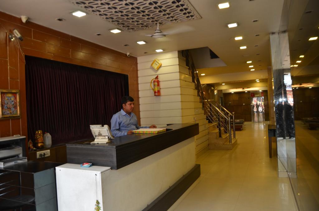 Hotel Milan Deluxe Нью-Дели Экстерьер фото