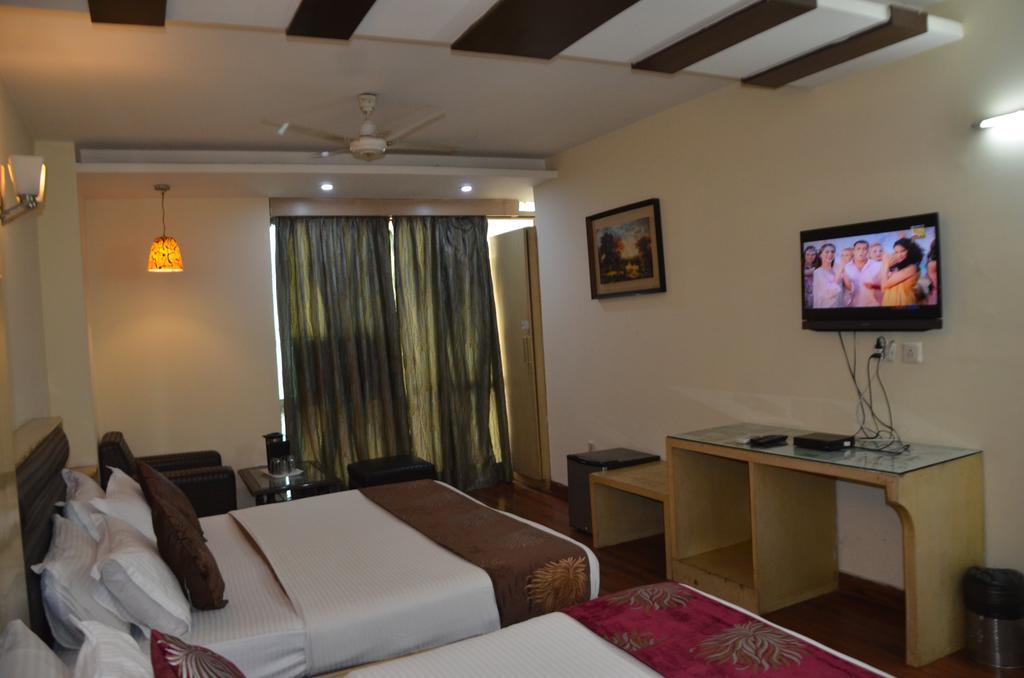 Hotel Milan Deluxe Нью-Дели Экстерьер фото