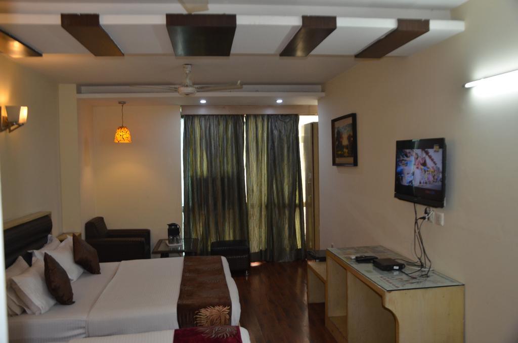 Hotel Milan Deluxe Нью-Дели Экстерьер фото