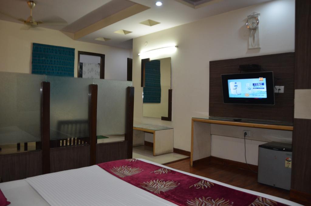 Hotel Milan Deluxe Нью-Дели Экстерьер фото
