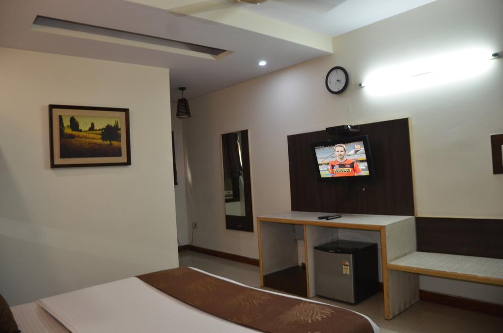 Hotel Milan Deluxe Нью-Дели Экстерьер фото