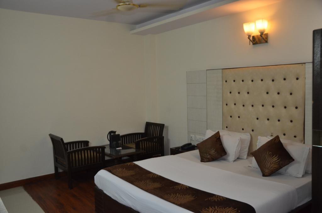 Hotel Milan Deluxe Нью-Дели Экстерьер фото
