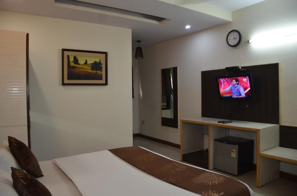 Hotel Milan Deluxe Нью-Дели Экстерьер фото