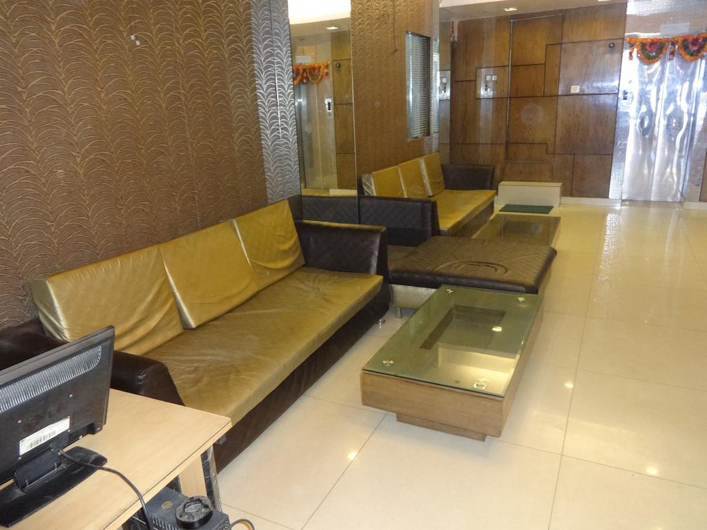 Hotel Milan Deluxe Нью-Дели Экстерьер фото