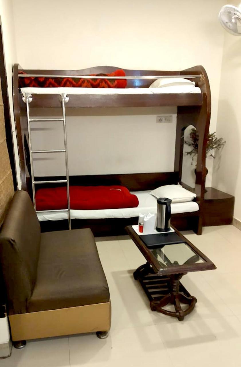 Hotel Milan Deluxe Нью-Дели Экстерьер фото