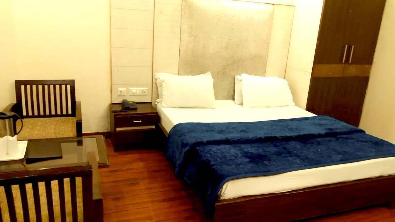 Hotel Milan Deluxe Нью-Дели Экстерьер фото