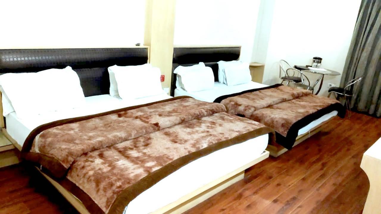 Hotel Milan Deluxe Нью-Дели Экстерьер фото