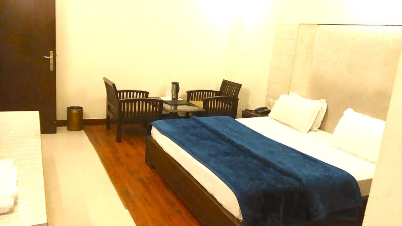 Hotel Milan Deluxe Нью-Дели Экстерьер фото