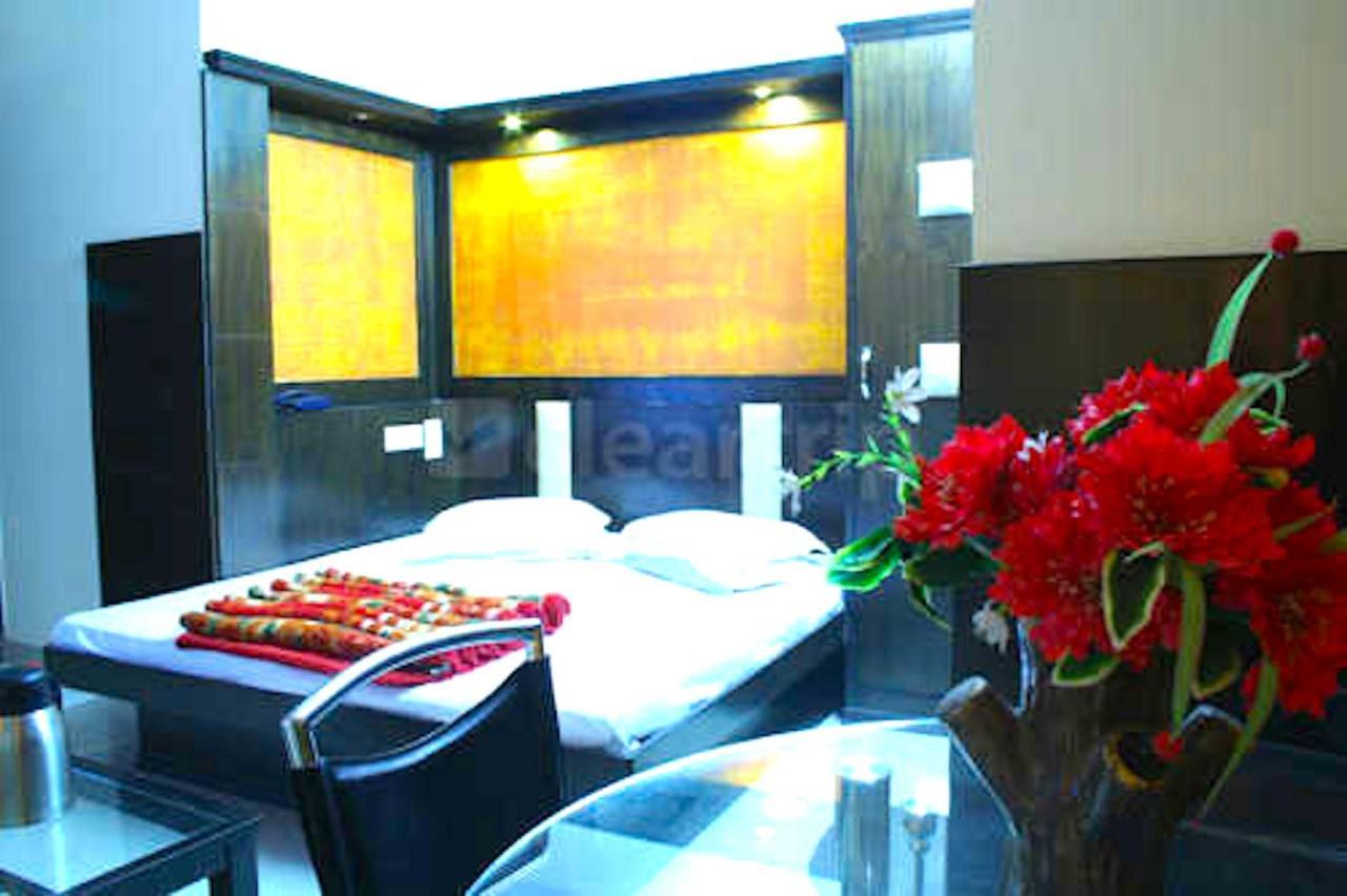 Hotel Milan Deluxe Нью-Дели Экстерьер фото