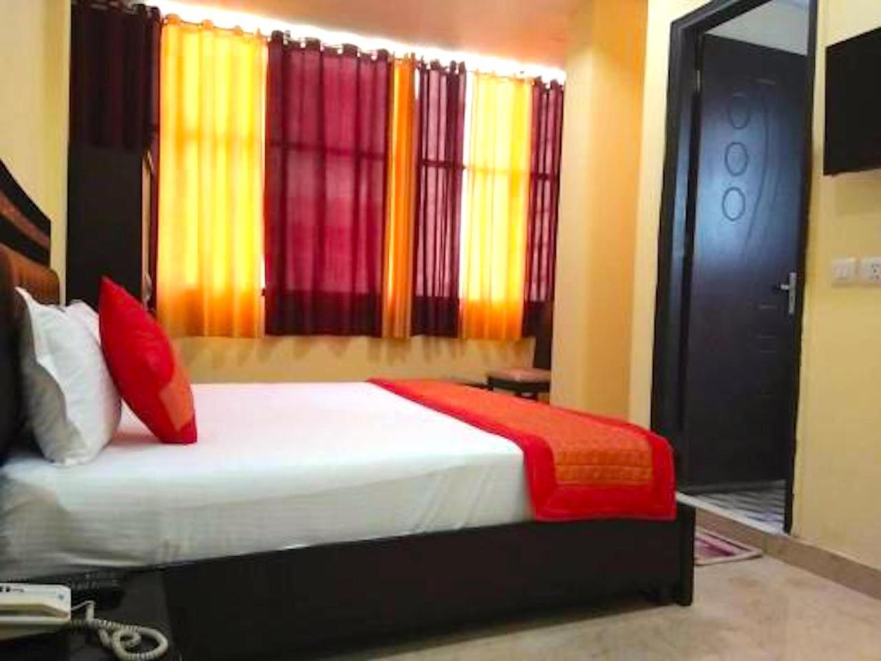 Hotel Milan Deluxe Нью-Дели Экстерьер фото