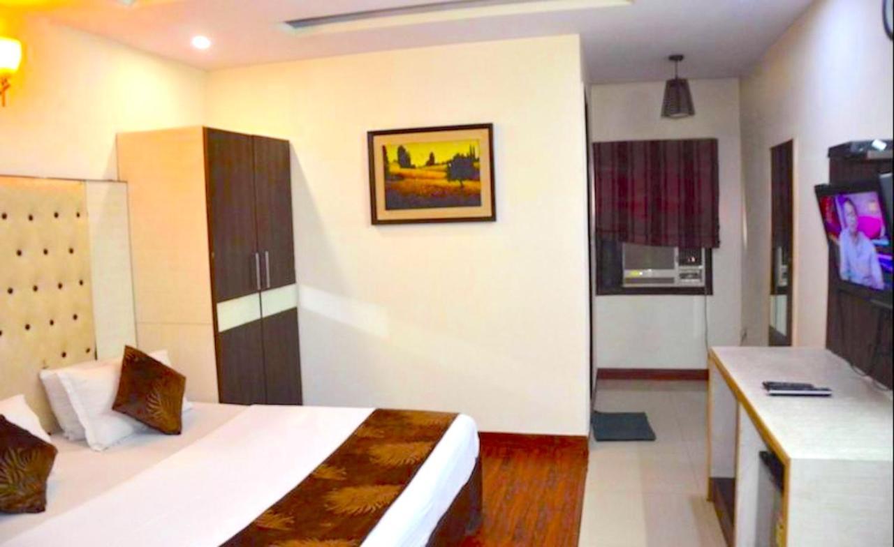 Hotel Milan Deluxe Нью-Дели Экстерьер фото
