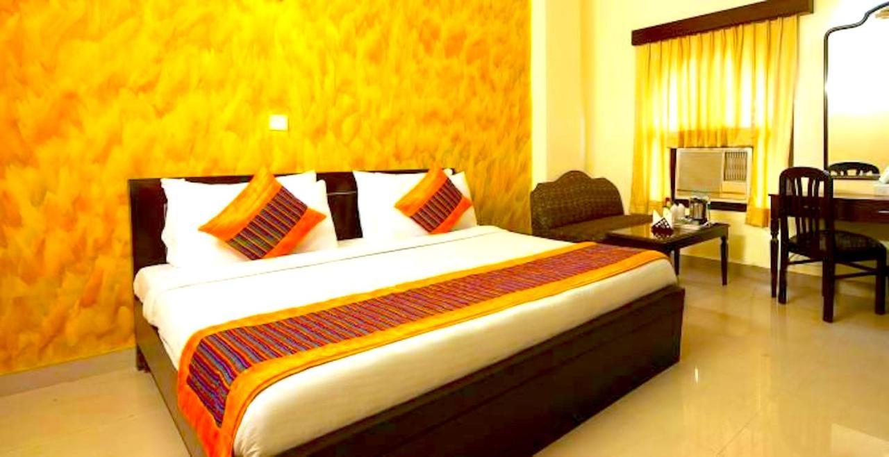 Hotel Milan Deluxe Нью-Дели Экстерьер фото