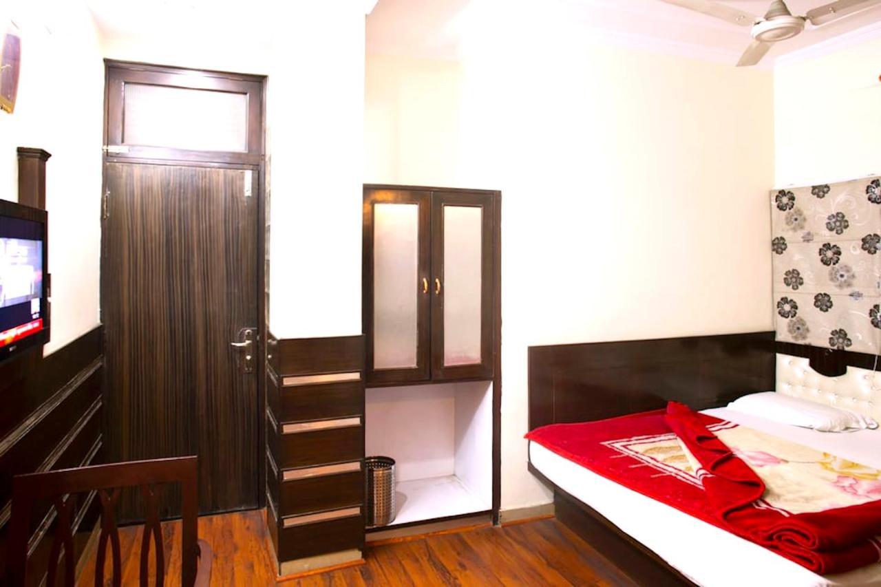 Hotel Milan Deluxe Нью-Дели Экстерьер фото